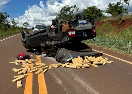 Traficante capota picape com 744 kg de maconha na MS-156 e droga fica na pista