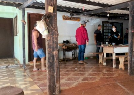 Idoso é encontrado morto a tiro em sítio com com casa revirada