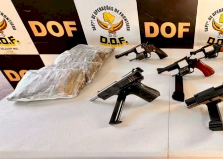 Mulher é presa com armas e drogas camuflados por baixo da roupa