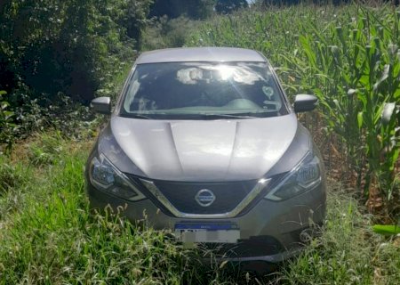 Mêcanico pega carro de cliente para 'rodar', é roubado e veículo encontrado em milharal