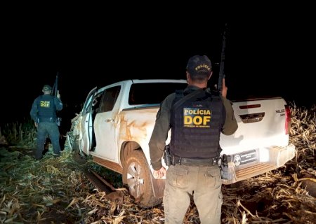 Hilux com placa falsa é apreendida após ser abandonada em lavoura