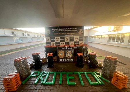 Defron encontra quase uma tonelada de droga em casa na fronteira