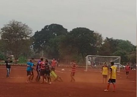Pai e filho agridem &aacute;rbitro com socos e pontap&eacute;s ap&oacute;s expuls&atilde;o em jogo do terr&atilde;o