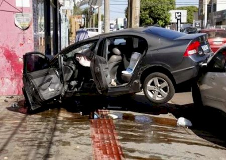 Ap&oacute;s ser fechado, carro &eacute; arremessado em parede de com&eacute;rcio no Centro