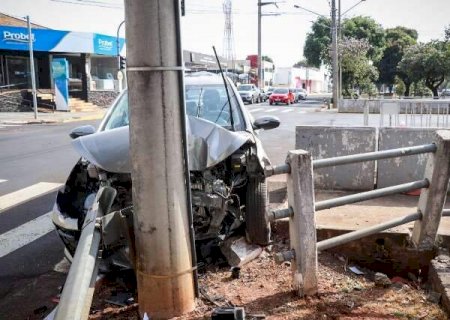 Motorista perde controle, bate em poste e carro fica com a frente destru&iacute;da