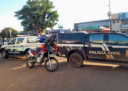Influencer sem CNH que postava vídeo empinando moto é preso