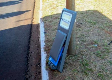 Morre jovem que bateu moto em poste ao ser atingido por l&acirc;mpada de LED
