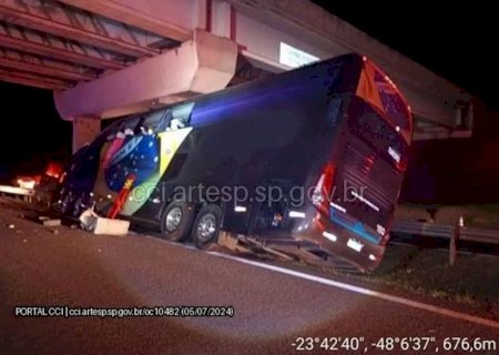 Acidente com ônibus mata 10 pessoas e fere 23 em São Paulo
