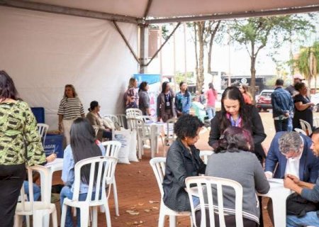 Moradores de rua t&ecirc;m chance de achar emprego e casa pr&oacute;pria em a&ccedil;&atilde;o na pra&ccedil;a