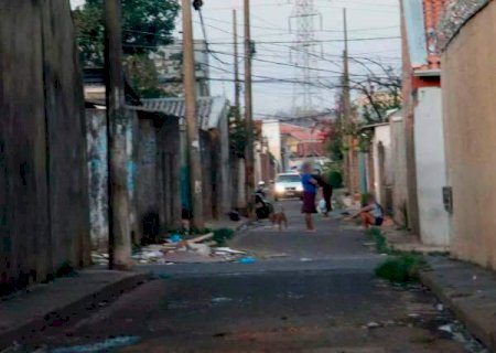 No "Beco do Tir&atilde;o" tr&aacute;fico vence pol&iacute;cia a metros de delegacias, dizem moradores