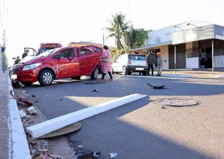 Carro bate em traseira de camionete, tomba e atinge outro ve&iacute;culo de frente