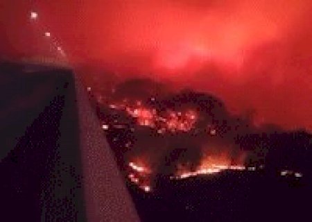 V&iacute;deo mostra fogo &lsquo;engolindo&rsquo; ponte sobre Rio Paraguai