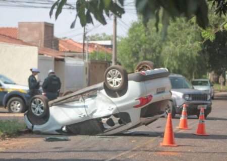 Peugeot capota em cruzamento sem sinaliza&ccedil;&atilde;o ap&oacute;s bater em Jeep