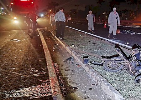 Mulher de moto na contramão bate de frente com caminhonete e morre em Dourados