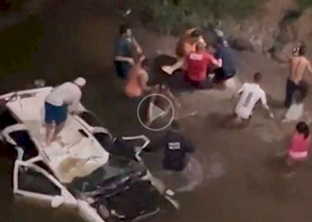 Advogado morre ap&oacute;s carro bater em moto e cair de ponte