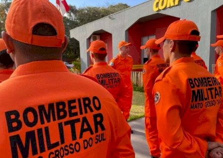 Padr&atilde;o a partir de 2025, farda laranja come&ccedil;a a ser usada por bombeiros em MS