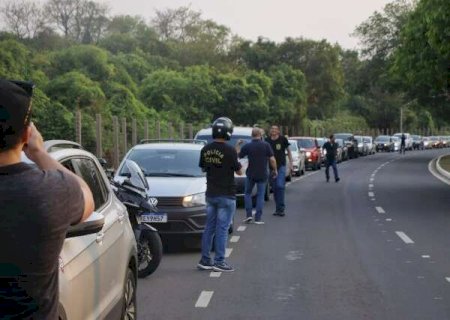 Policiais civis fazem carreata em frente &agrave; Governadoria de reajuste no sal&aacute;rio