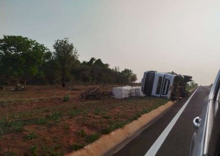 Carreta carregada com soja tomba em &aacute;rea verde da MS-040