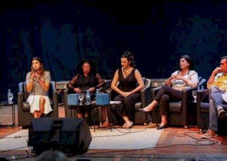 Sem Adriane, candidatos apresentam propostas culturais em sabatina