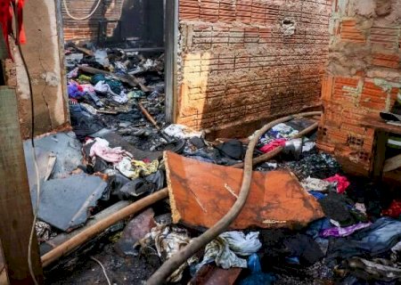 Sob calor de 37&ordm;C, casa pega fogo e ambulante perde roupas, colch&atilde;o e geladeira