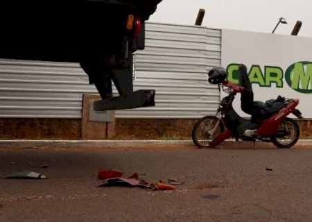 Motociclista fica ferido ao bater em carreta estacionada na Av. Gury Marques