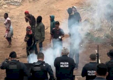 Ind&iacute;genas tentaram invadir sede e colocaram fogo em ponte, diz PM