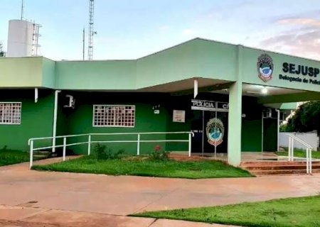 Rapaz &eacute; morto dentro de casa com v&aacute;rios tiros e facadas no t&oacute;rax
