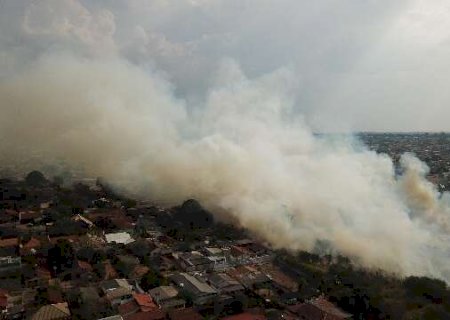 Terreno com lixo pega fogo e fuma&ccedil;a t&oacute;xica toma bairro junto de fuligem preta