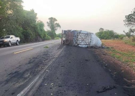 Carreta tomba na BR-262 com suspeita de sobrecarga