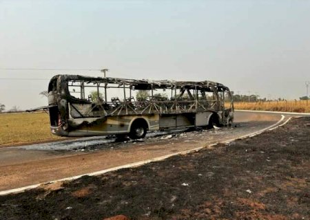 &Ocirc;nibus com 27 passageiros pega fogo em rotat&oacute;ria na sa&iacute;da para Rochedo