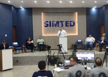 Mais uma vez, l&iacute;der em pesquisas falta a debate entre candidatos a prefeito