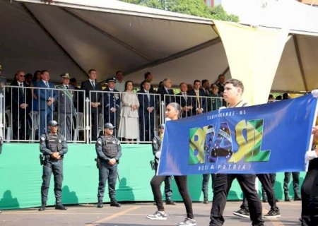 Com atraso de 1h, estudantes abrem desfile da Independ&ecirc;ncia na Capital