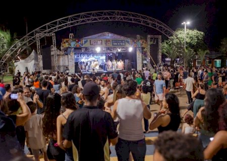 Festop começa com Néstor Ló fazendo a Praça Antônio João dançar; sábado terá rap, samba e DJ