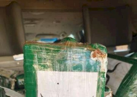 Dupla &eacute; presa com 285 kg de coca&iacute;na escondidos em ba&uacute; de carreta