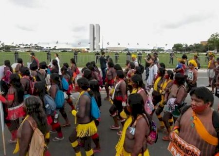 Ind&iacute;genas fazem protesto em Bras&iacute;lia contra marco temporal