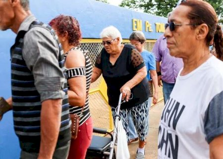 Aos 74, eleitora defende voto: "n&atilde;o &eacute; porque &eacute; velho que n&atilde;o &eacute; brasileiro"
