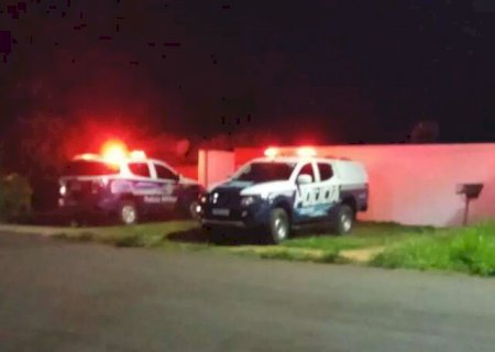 Homem &eacute; baleado ap&oacute;s confrontar viatura da pol&iacute;cia