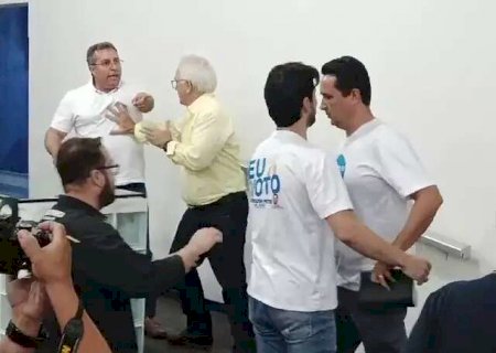 Debate entre candidatos gera confus&atilde;o na sa&iacute;da e acusa&ccedil;&otilde;es de viol&ecirc;ncia
