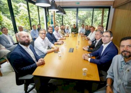 Antes do feriado, secret&aacute;rios prestaram contas em almo&ccedil;o com governador