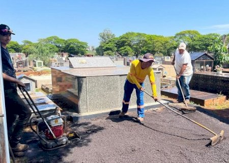 Em preparação para Finados, prefeitura faz manutenção em cemitérios municipais