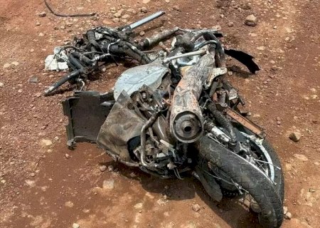 Mulher morre atropelada por carreta e tem moto arrastada por 1 km