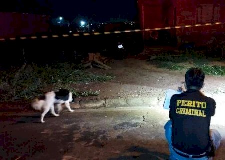 Rapaz &eacute; morto com 5 tiros em frente de casa