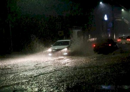 Capital registra chuva forte e alagamentos ap&oacute;s estiagem prolongada
