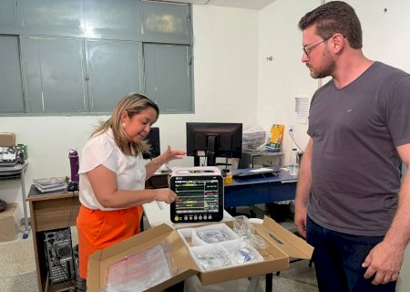 Lia Nogueira entrega equipamentos comprados com emenda no HV e UPA