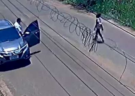 Crian&ccedil;a foge ap&oacute;s motorista a perseguir e mostrar o p&ecirc;nis em plena luz do dia