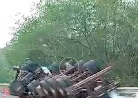 Motorista perde controle e tomba caminh&atilde;o a margens de rodovia