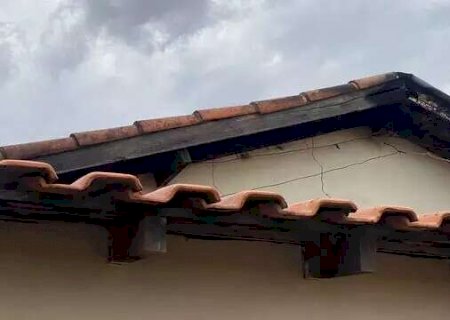Ap&oacute;s caso de viol&ecirc;ncia patrimonial, mulher tem casa incendiada e vive "de favor"