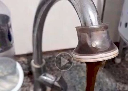 Moradores registram &aacute;gua escura saindo das torneiras