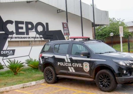 Mulher de 26 anos &eacute; mantida em c&aacute;rcere por tr&ecirc;s traficantes