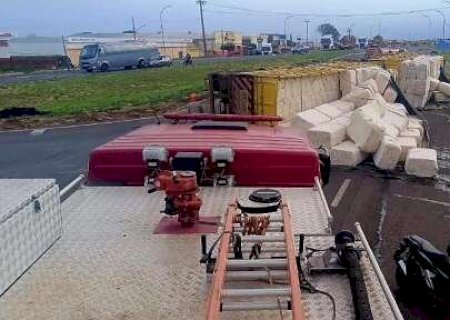 Caminh&atilde;o com algod&atilde;o tomba, carga fica na pista e causa lentid&atilde;o na BR-267